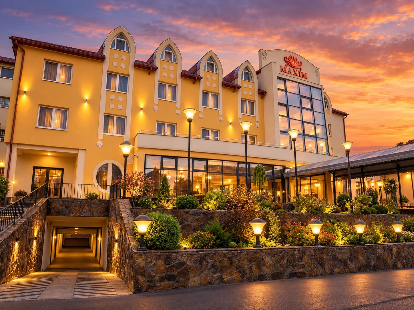Fațada Hotel Maxim, luminată la apus