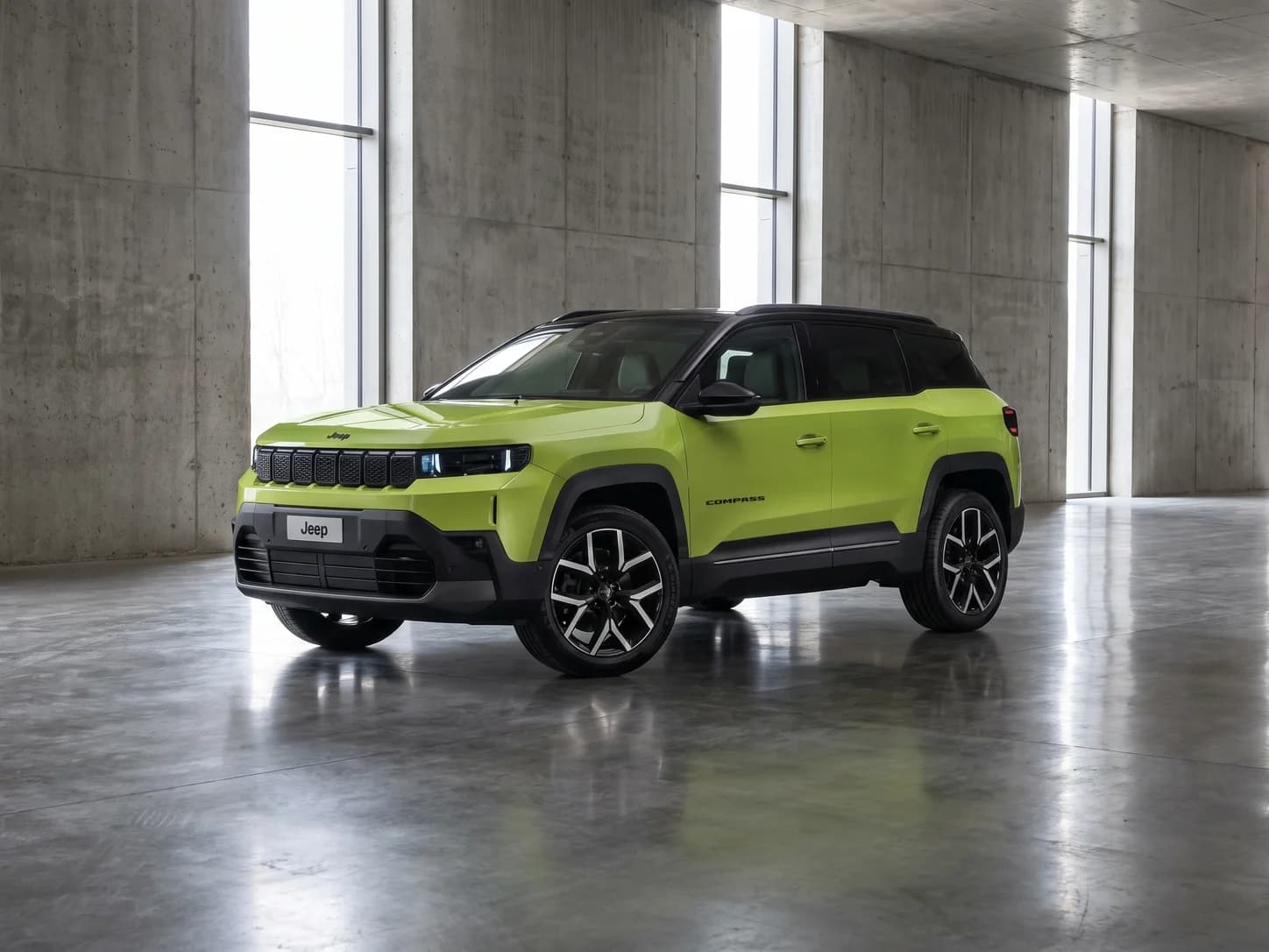 Jeep Compass verde într-o hală de beton